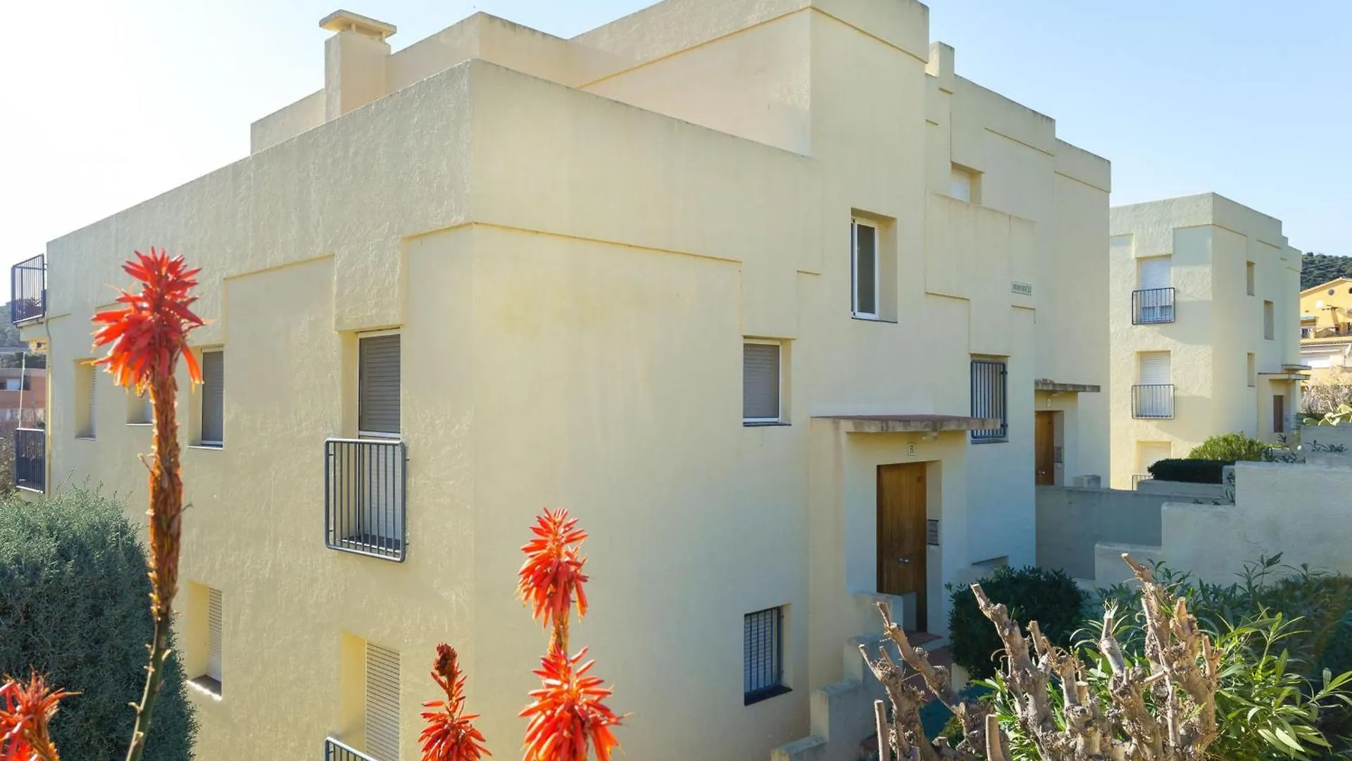 Apartamento Con Terraza A 150 M De La Playa De Grifeu, Ideal Para 4 Personas - Es-228-50 Llança