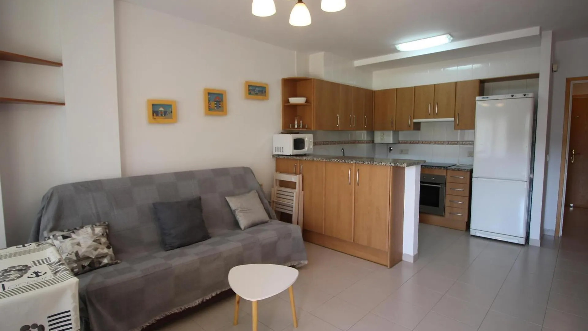 Apartamento Con Terraza A 150 M De La Playa De Grifeu, Ideal Para 4 Personas - Es-228-50 Llança 0*,  Spanien