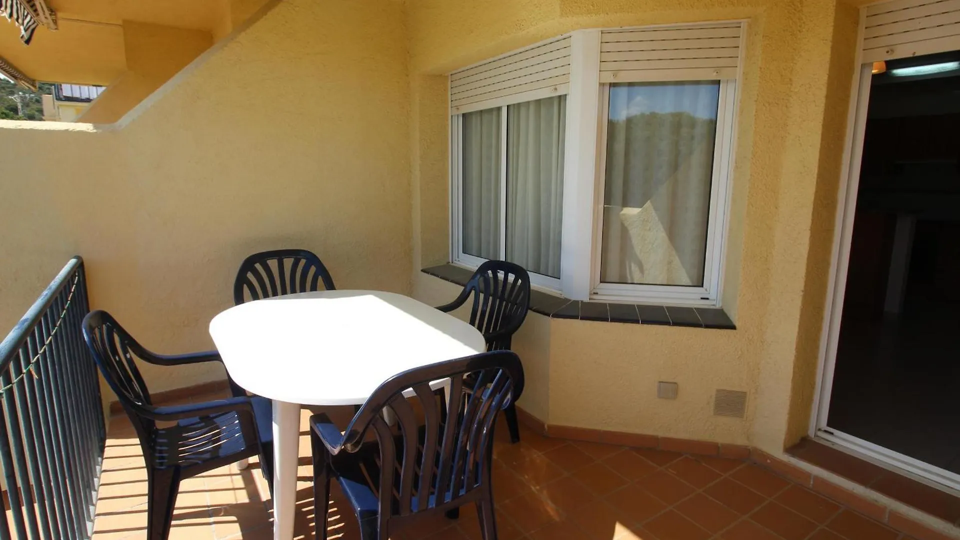 Apartamento Con Terraza A 150 M De La Playa De Grifeu, Ideal Para 4 Personas - Es-228-50 Llança Spanien