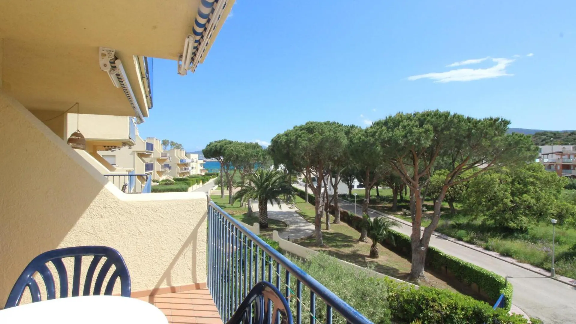 Apartamento Con Terraza A 150 M De La Playa De Grifeu, Ideal Para 4 Personas - Es-228-50 Llança